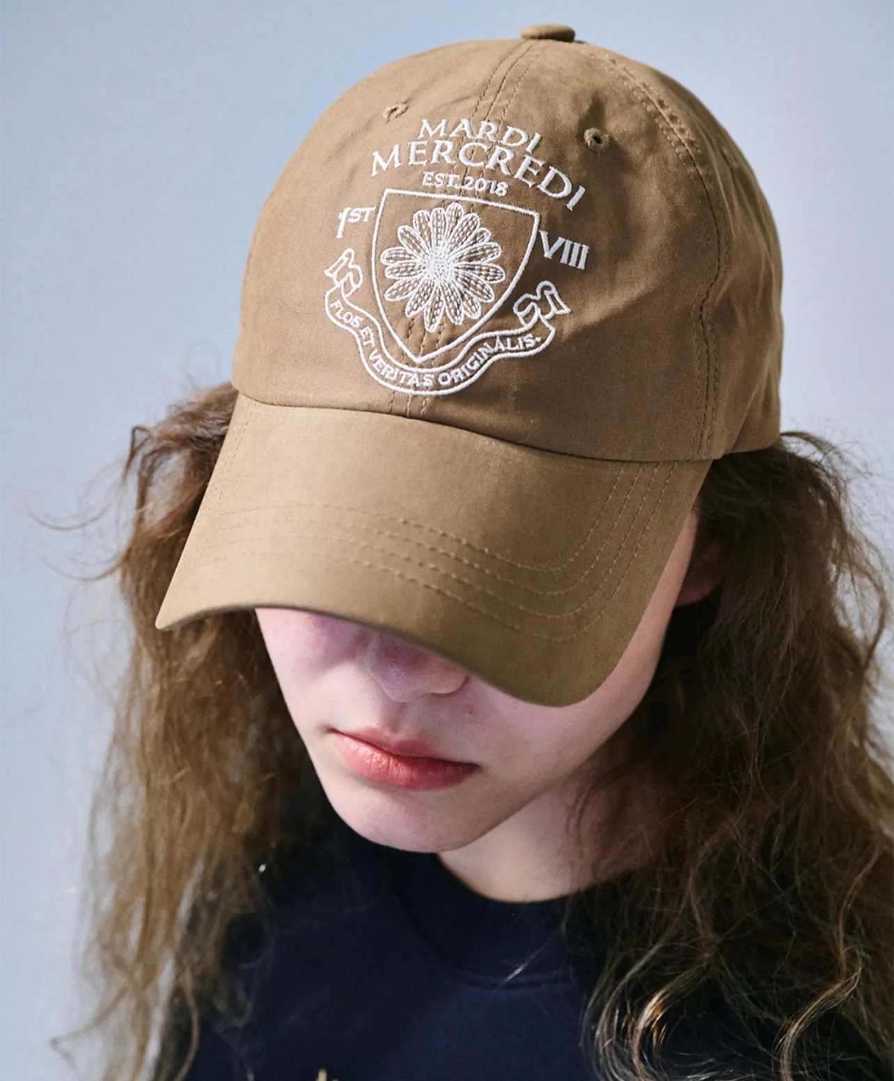 Cap Alumni Emblem Beige - Dark Variant